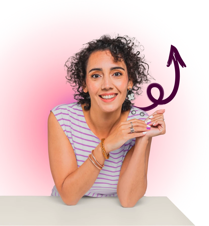 Anabelle Nirlo, fondatrice de Mumzelle Business, souriante sur fond rose.