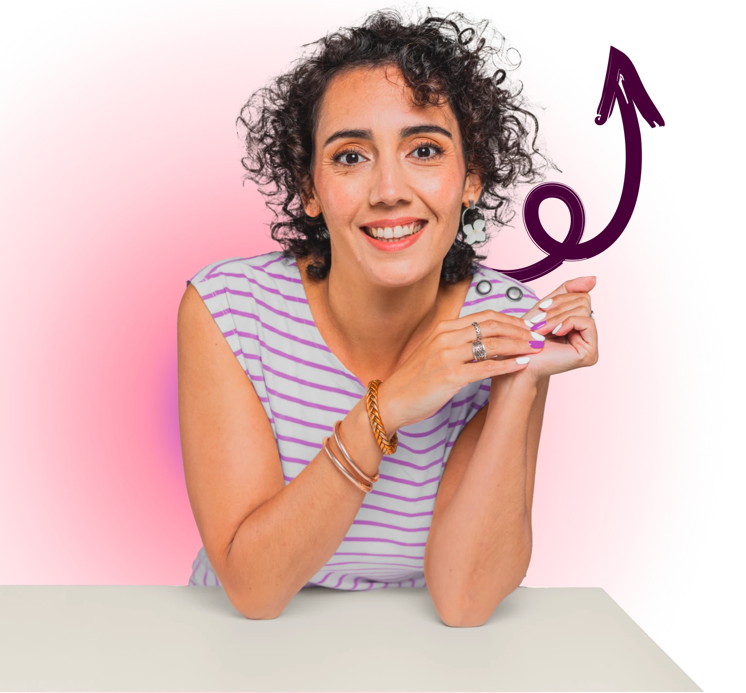 Anabelle Nirlo, fondatrice de Mumzelle Business, souriante sur fond rose.